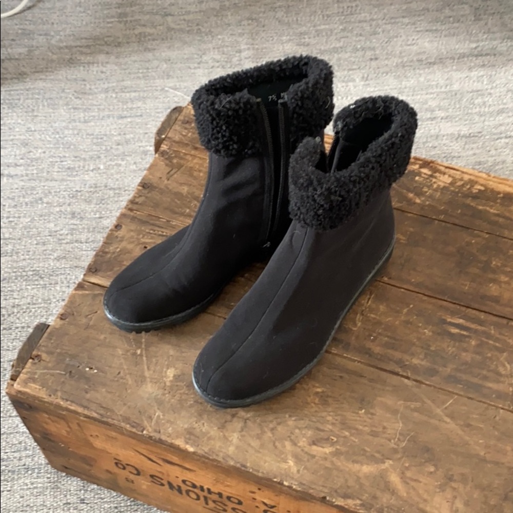 Stuart Weizman Gore-Tex Shearling Cuff 7.5 Boot - image 6